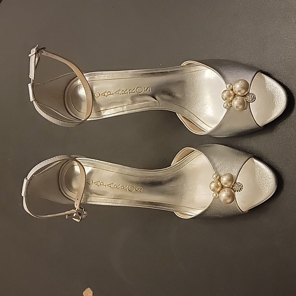 Silver Ladies Dress Shoes Size 8 1/2 Medium